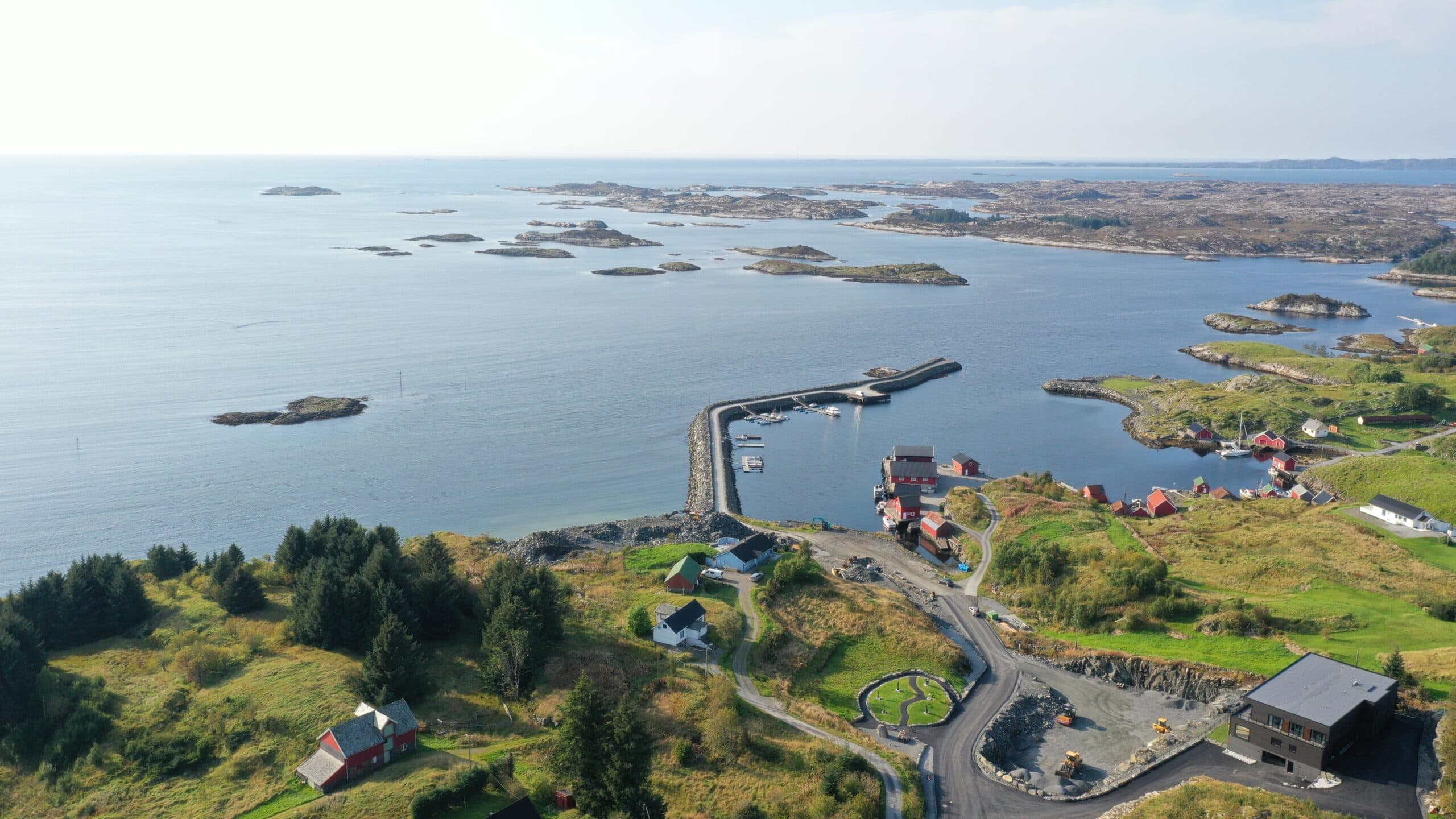Byrknesøy frå lufta — skjergard og ope hav
